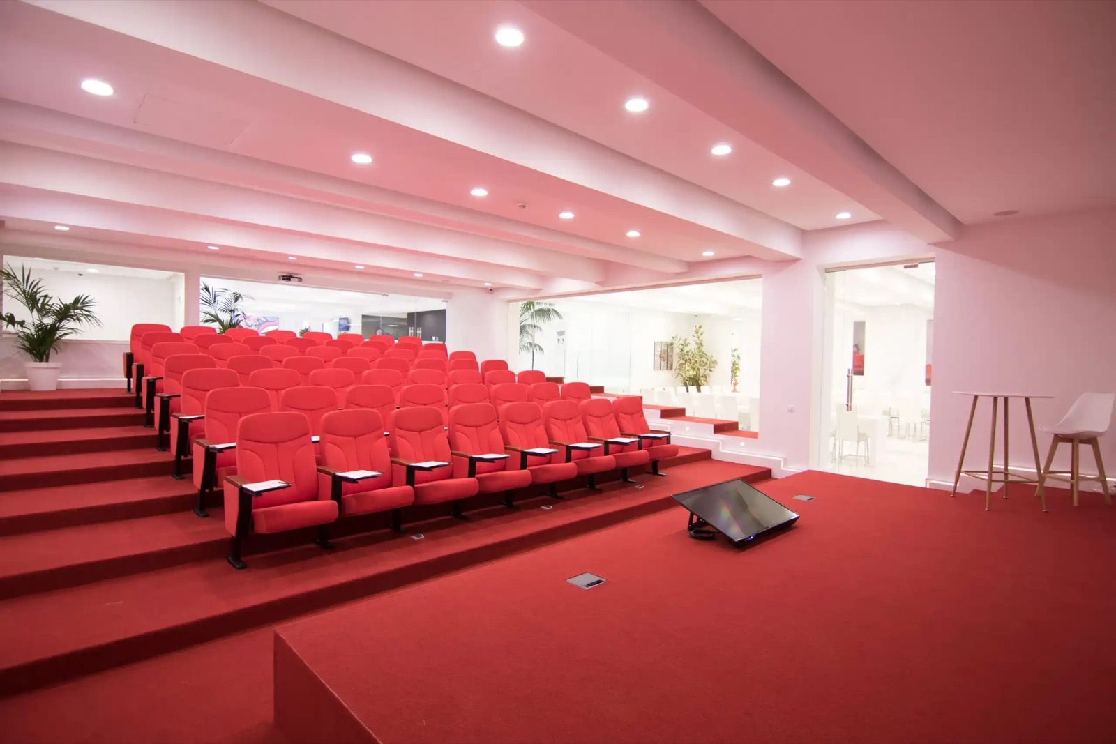 Amphithéâtre de formation aux fauteuils et gradins rouges